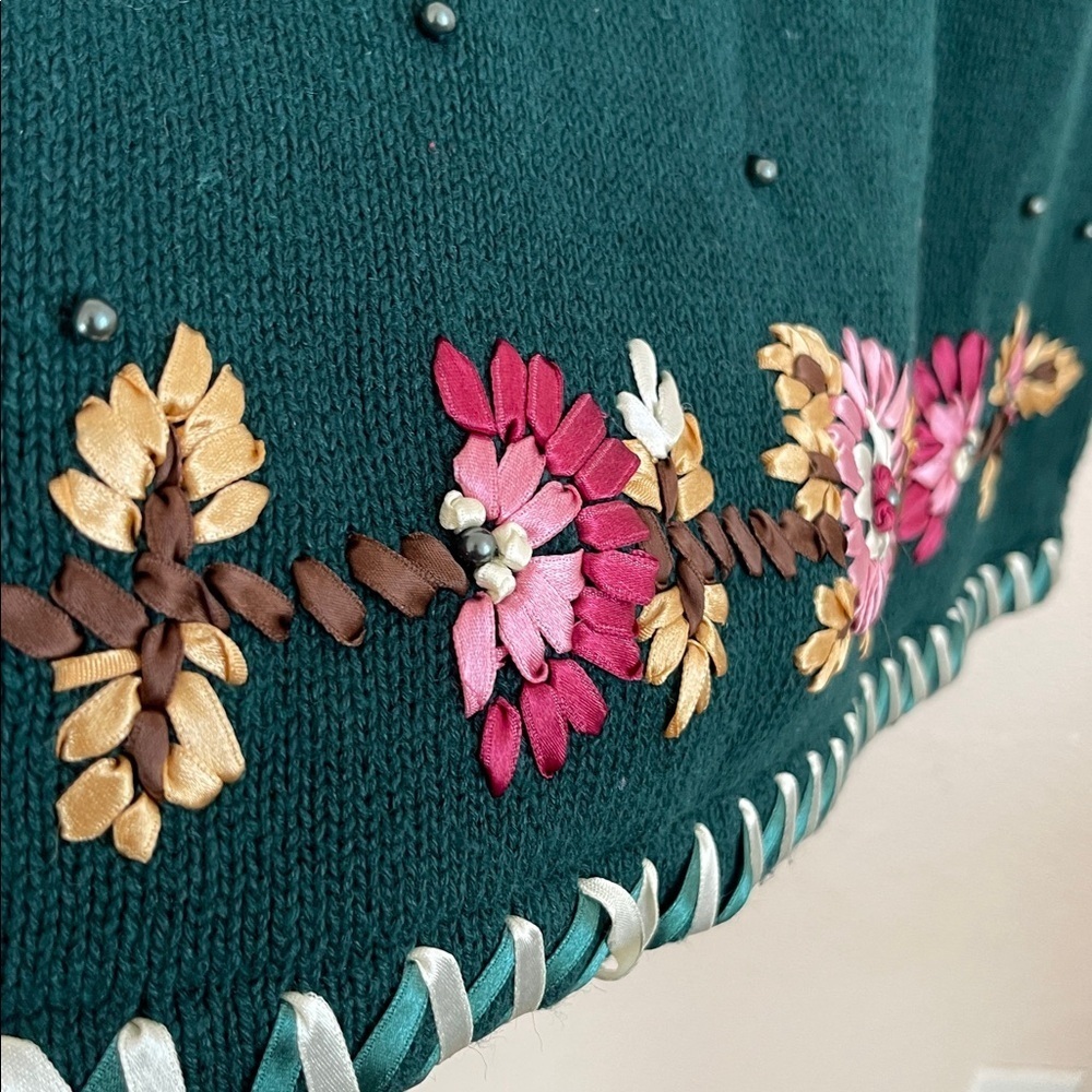 Floral Embroidered Green Sweater - Picture 4 of 8